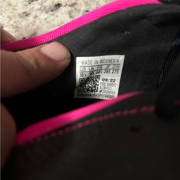 Predator Accuracy.3 L FG [Core Black/Shock Pink] Size 10.5 - Picture 14 of 15